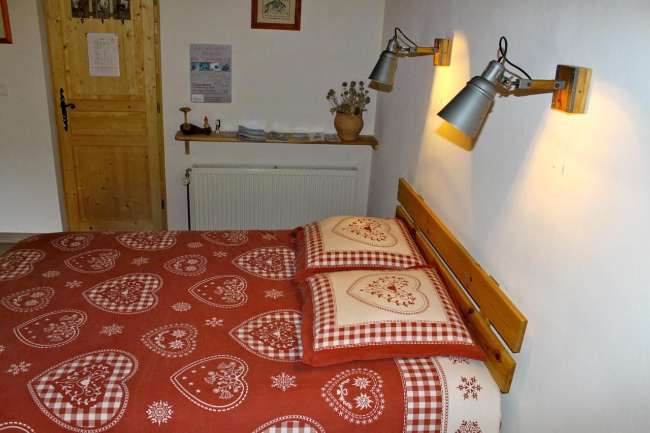 Chez Louve Bleue Bed and Breakfast Hotonnes Exteriör bild