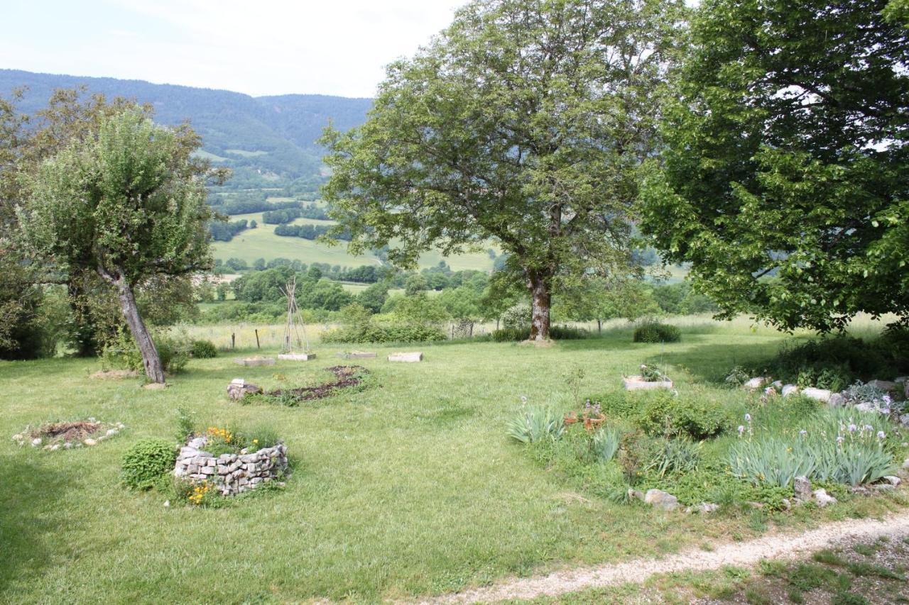 Chez Louve Bleue Bed and Breakfast Hotonnes Exteriör bild